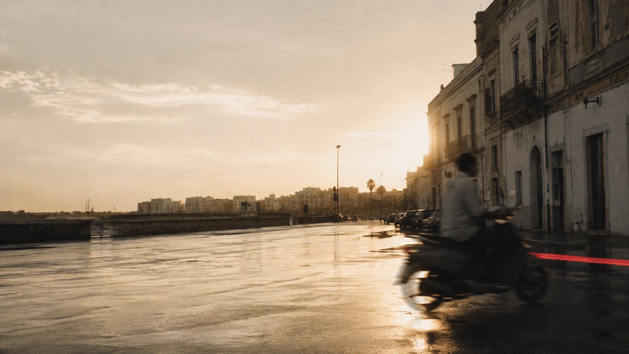 Calle mediterránea al atardecer, donde los negocios locales compiten por sus clientes