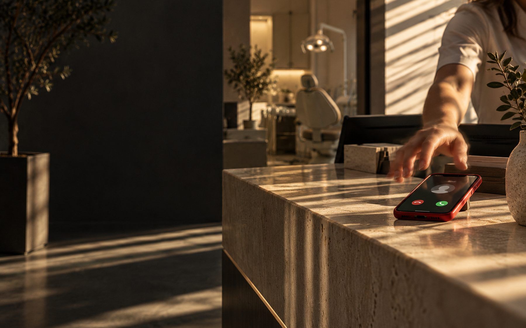 Google Ads para clínicas dentales: llamada de un paciente entrando en la recepción de la clínica